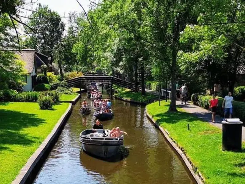 Giro in barca a Giethoorn, audiotour e minigolf